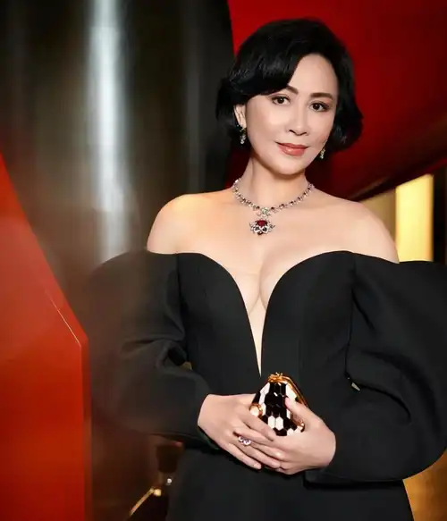 57岁刘嘉玲深v露肩裙秀身材,饱满紧致,难怪被梁朝伟宠这么多年_设计