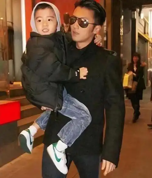 张柏芝大儿子私生活引发关注与46岁女教练的别样故事