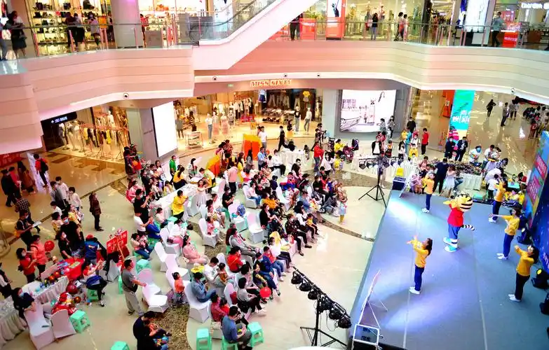 5月1日,贵阳市多家卖场推出促销活动.