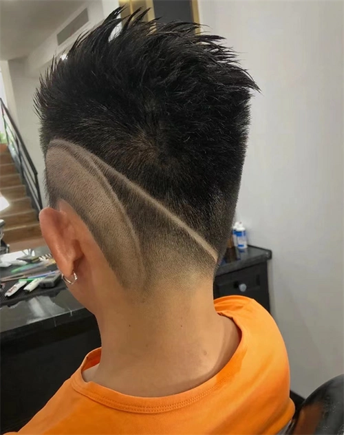 寸头雕刻发型,前额处的刀疤线条,让寸头男生的阳刚之气更明显.