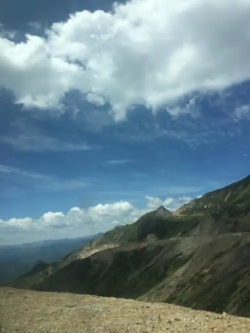 意思,它海拔2365米,是中国大型钙花瀑布之一,水流凌空而下,如白练腾空