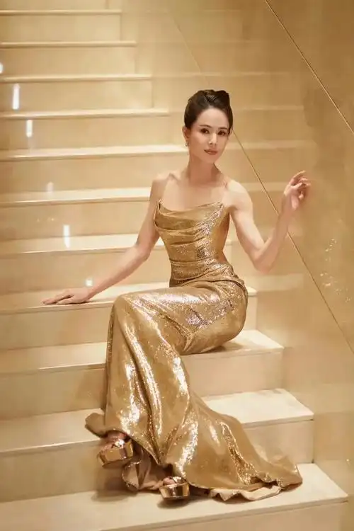 李若彤真够丰满46岁穿抹胸裙还有凹凸身材小花们都嫉妒了