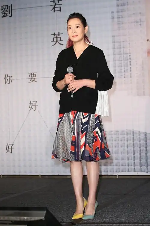 刘若英美得真新潮半袖羽绒服搭围巾太洋气棉麻裙配长靴好优雅