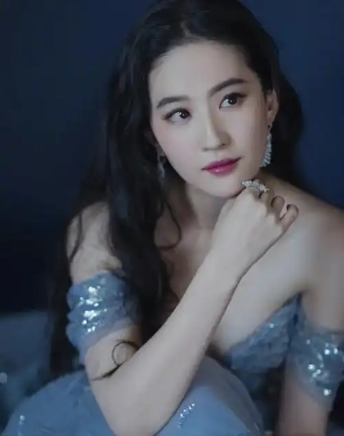 36岁刘亦菲独自现身机场!不带保镖显低调,大方露出小蛮腰身材好