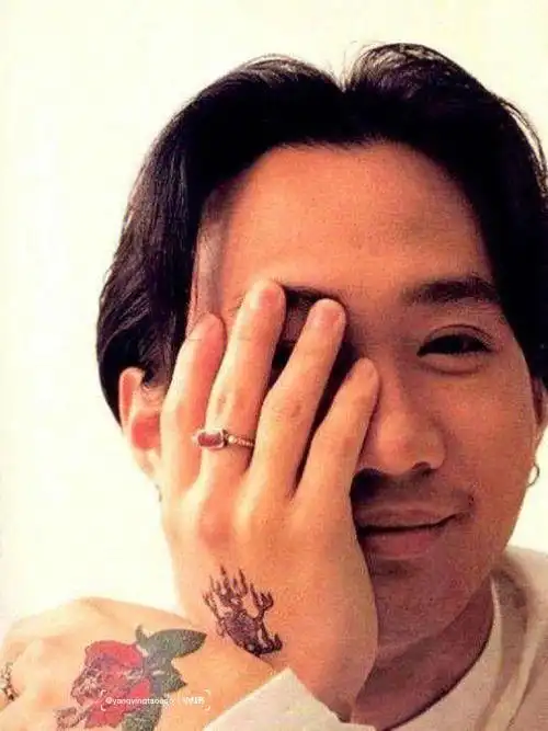 眼睛里满满的都是你的故事你一低头一皱眉又满是遗憾#beyond  #黄家驹