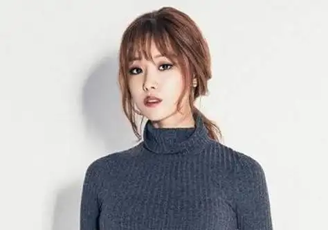 女生碎发刘海扎马尾辫发型