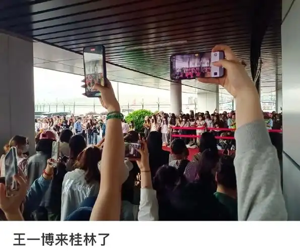 王一博到达桂林#王一博这一天天的行程太忙碌了,广西在下大雨,派沣