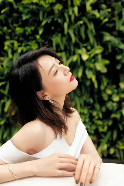 高圆圆身穿白色一字肩连衣裙搭配中长发整个人知性优雅