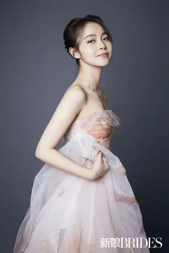 张佳宁杂志玩转新娘风 甜系女生展俏皮魅力