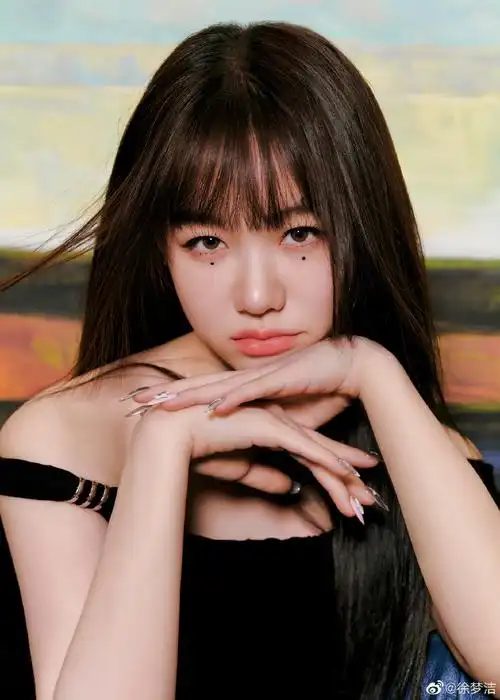 齐刘海的闪闪泪钻妆好漂亮,是高冷的徐梦洁!