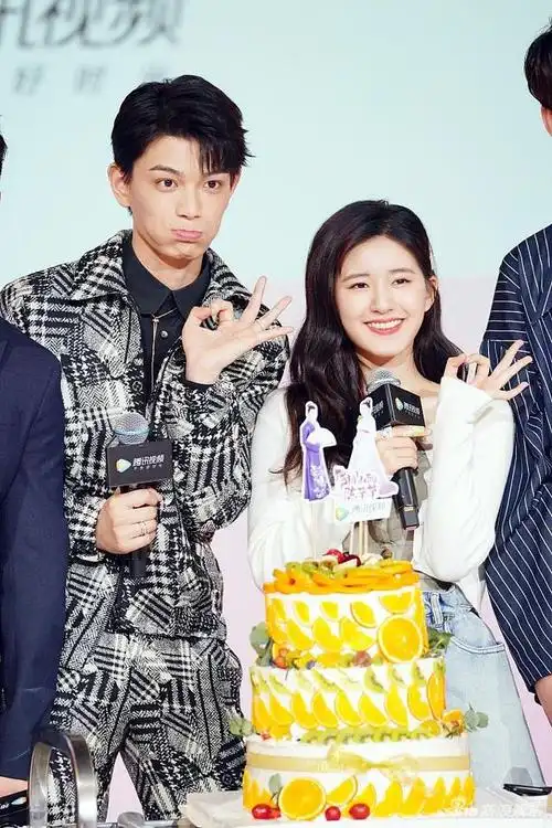 组图:赵露思穿小短裙笑容甜美 与丁禹兮对视互动频发糖