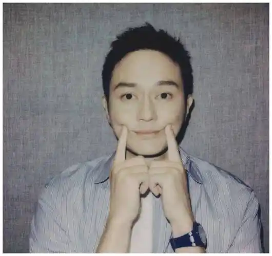 53岁张智霖光顾叉烧店,满头白发显苍老,网友:这才符合年纪_袁咏仪