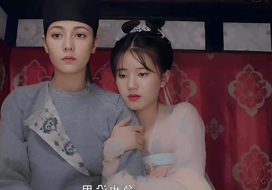 看到迪丽热巴和赵露思站在一起,我觉得一个像公主,一个像女仆!