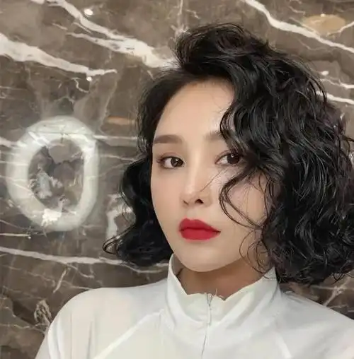 适合50~55岁女人的流行发型,端庄优雅时髦,减龄洋气又显气质_网易订阅