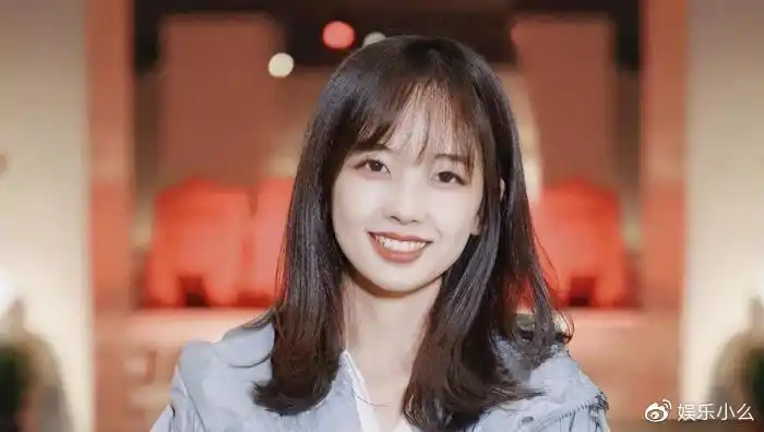 央视主持王冰冰汉服造型惊艳穿白色刺绣汉服气质清纯被夸绝美