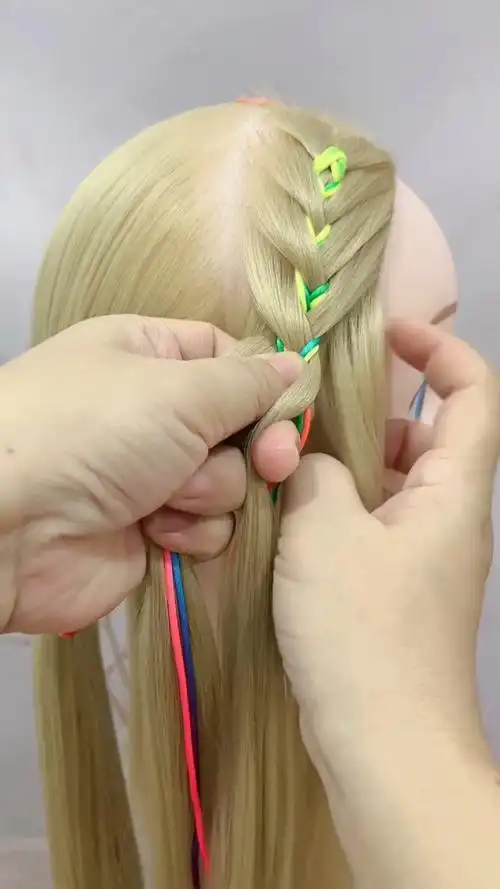 你们要的彩绳编发的教程