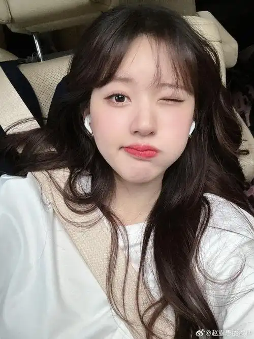 《偷偷藏不住》海外中剧第一 赵露思日常照清新可人是桑稚本人了