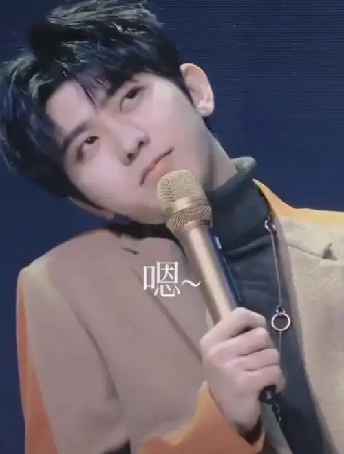 蔡徐坤歪头卖萌回答问题粉丝呐喊两个字后他的表现太可爱了