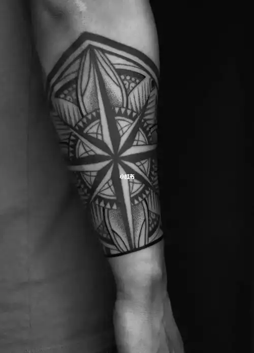 设计成护腕的形状 仿佛皮肤上的铠甲#纹身  #苏州纹身  #写实纹身
