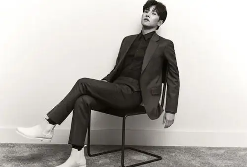 池昌旭ck春季大片,凉拖鞋出镜同样帅的冒泡,这颜值可以舔屏