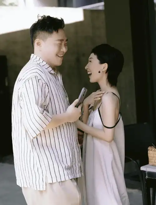 郝劭文大婚,释小龙当伴郎,新娘穿得像睡衣,8岁继女见证幸福_婚礼_网友