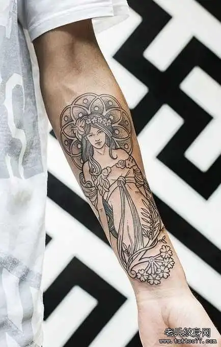 手臂美女纹身图案