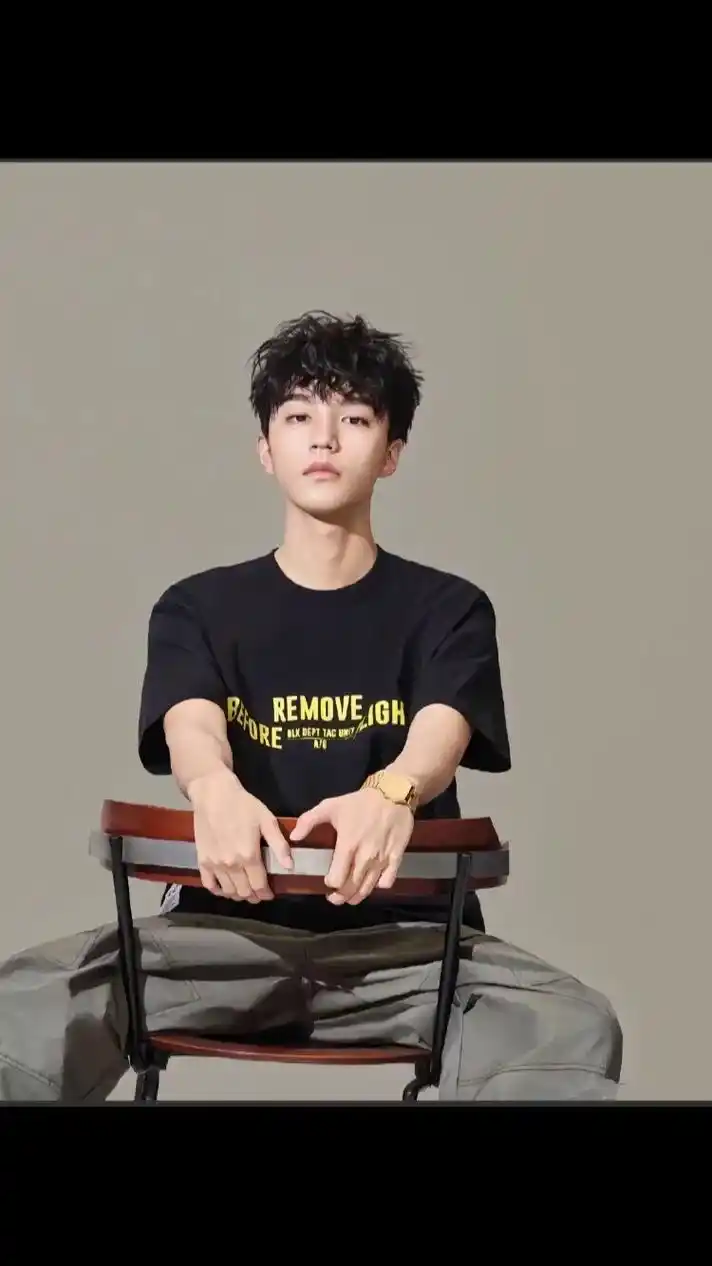 解锁新发型卷毛小凯#王俊凯 - 抖音