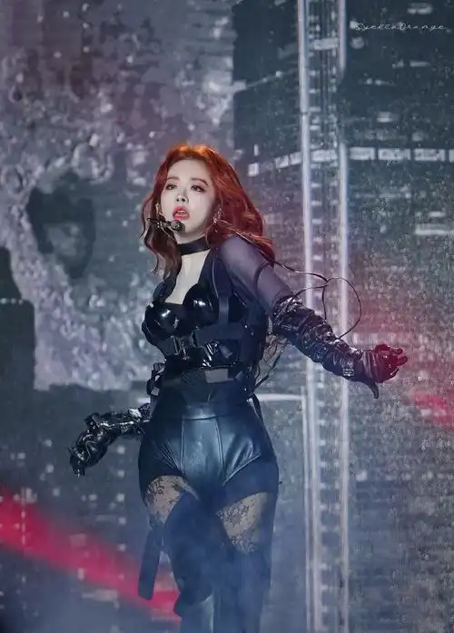 喻言超话#转发接龙开新年#  喻言这是穿的黑丝短裤啊