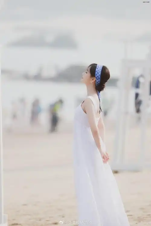 李一桐丝巾发型甜美活动照