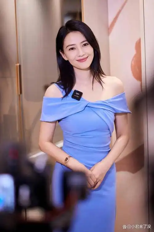 高圆圆美神降临,穿蓝色吊带裙笑意盈盈自带美颜滤镜,简单大方