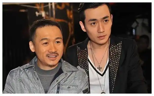 49岁高虎加入某团送外卖,发福明显不敢认了,与网友合影强颜欢笑_生活