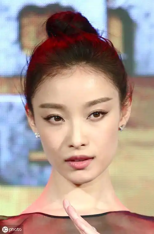 丸子头上镜的倪妮,笑得"人比花娇"
