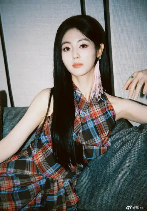 邢菲羽毛耳环##邢菲挂耳粉羽