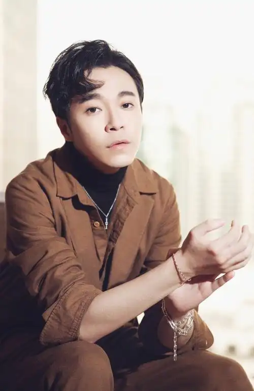 简介:吴青峰棕色休闲帅气写真图片,分享一组吴青峰图片给大家,图中的