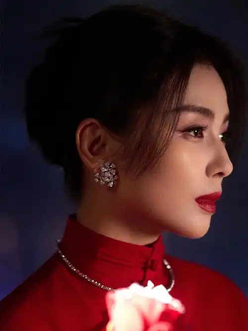 演员@刘涛tamia佩戴 wild flowers 系列美钻作品瞩目亮相,繁花白钻与