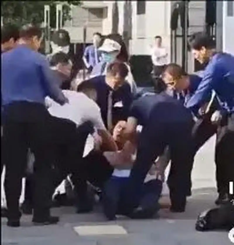 在深圳地产界也算个响当当的人物,这次在深圳罗湖自家门口却挨揍了,被