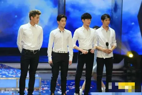 《快乐大本营》吴亦凡陈伟霆"壁咚" 张翰杨洋白衣翩翩