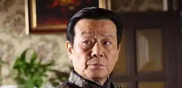 考入了台湾世界新闻专科学校,毕业后在中国电视公司做了一名演员,因为