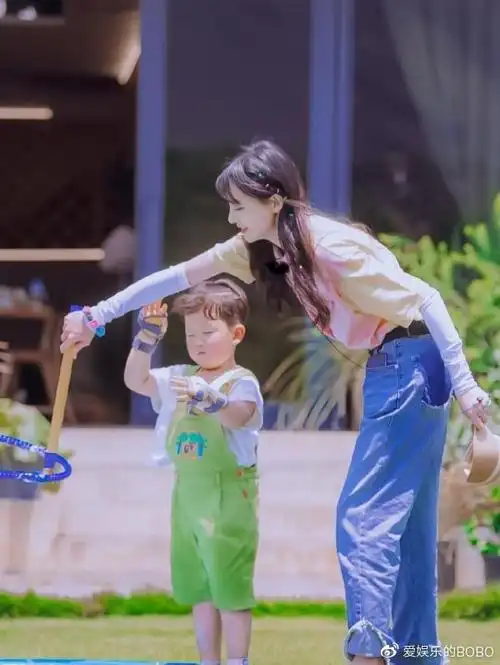 张恒晒孩子博好感却不知郑爽为了孩子已经处在崩溃边缘