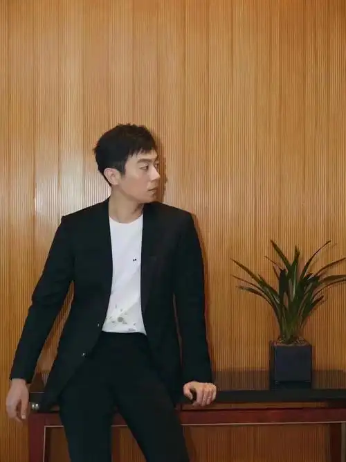 实力演员朱亚文身着宝姿ports黑色西装