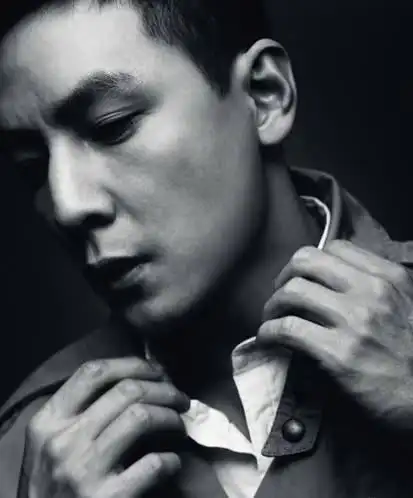 男明星长驼峰鼻还能给脸部加一点深度,能演绎出阴鹫感,比如吴彦祖.