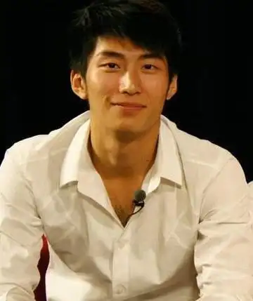 窦骁肌肉胸毛全露片场中大秀性感