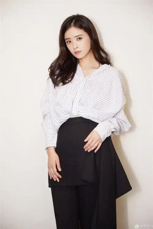 蒋欣清新写真曝光 笑容清雅眼神恬淡女神范十足