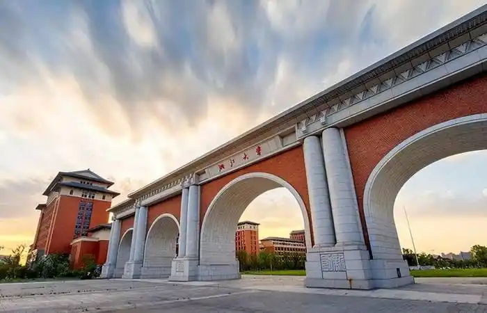 十大名牌大学 综合国内三大榜单:我国的10强高校是这10所