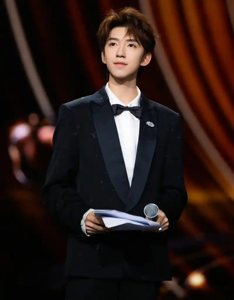 贺峻霖主持微博电影之夜# 小贺状态好好!播音腔控场好强92