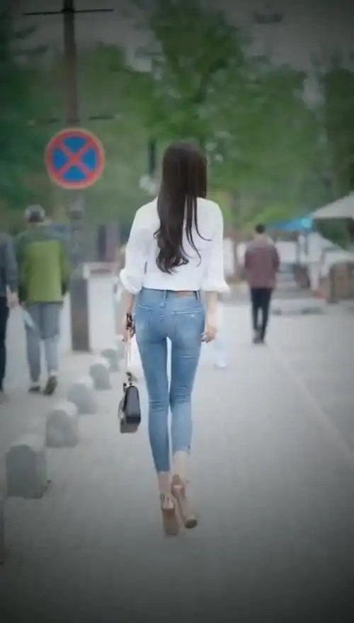 性感紧身牛仔裤美女小姐姐背影杀,街拍翘臀女神#紧身牛仔裤 #大长腿