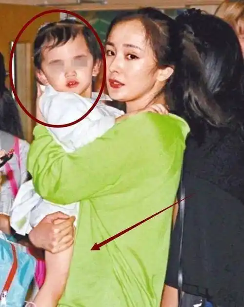 杨幂:拿4万水杯喝水,一身装扮40万,她真的不顾女儿只爱撩汉吗_孩子