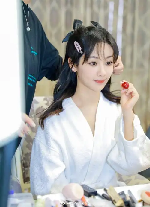 杨紫嘀了个下班卡#杨紫晒出一组下班打卡照,照片中,她穿着白色耘圹