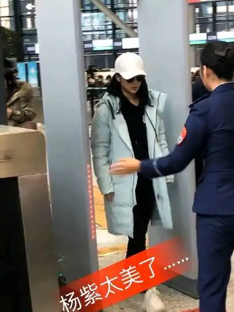 杨紫走机场过安检连助理都没带,太低调了 杨紫 女性一定要有自己的