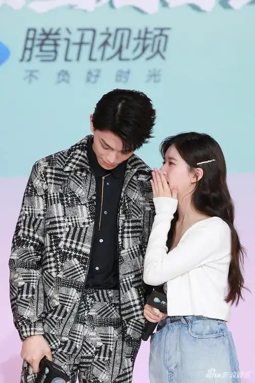 组图:赵露思穿小短裙笑容甜美 与丁禹兮对视互动频发糖